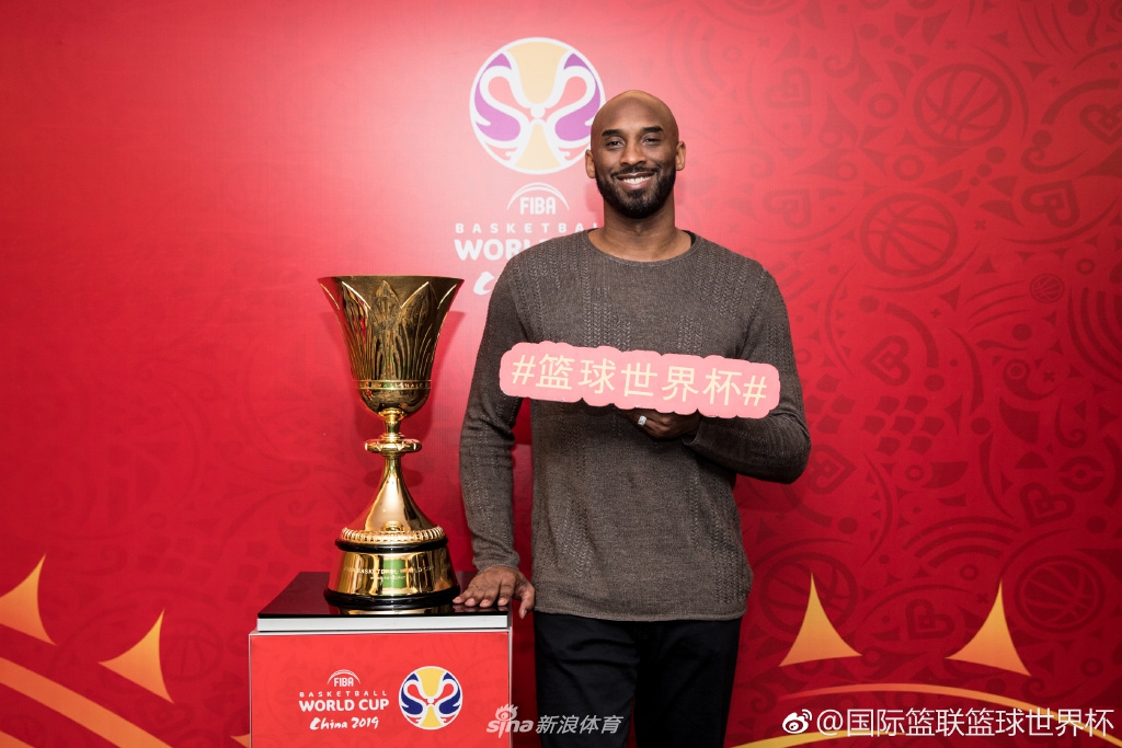 3月16日，2019年国际篮联篮球世界杯抽签仪式在深圳湾体育中心举行，NBA传奇球星科比-布莱恩特作为世界杯全球形象大使到场，并和篮协主席姚明会面。