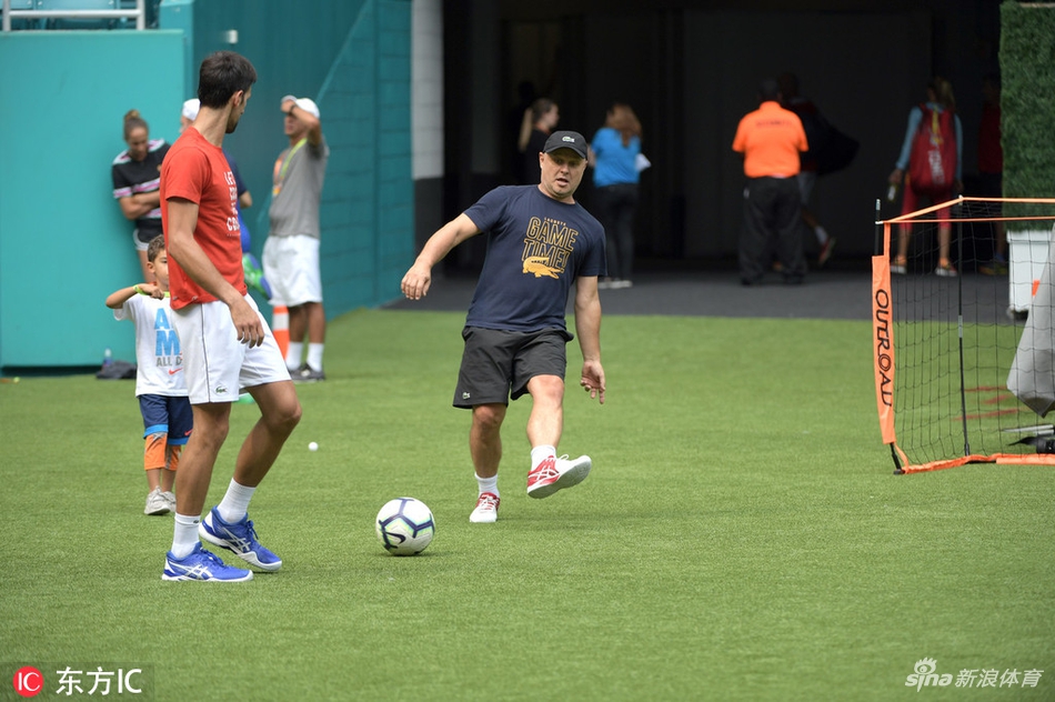 当地时间2019年3月18日，美国迈阿密，2019迈阿密公开赛前瞻，德约科维奇训练备战，与小球迷过招足球。