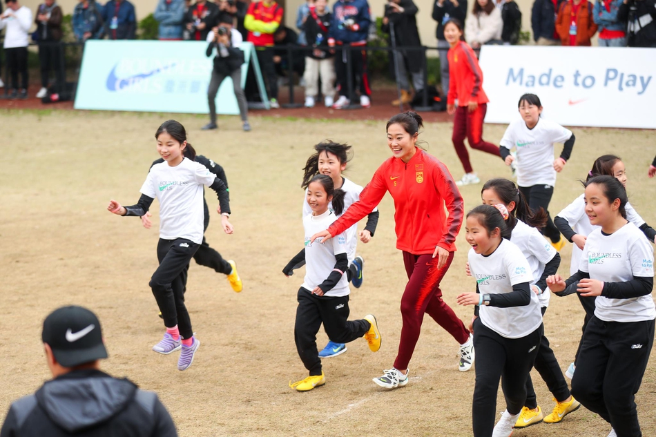 北京时间3月25日，中国女足国家队校园行走进上海市杭州路第一小学，参加耐克Boundless Girls “撒开脚丫”项目的教学活动。女足姑娘们为学校的孩子们上了一堂别开生面的足球课，通过互动游戏的形式，充分释放他们对于足球运动的积极性。