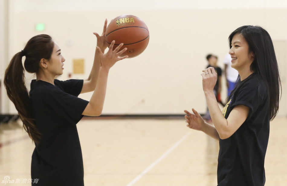 林熙蕾当年参加篮球训练营活动照片。