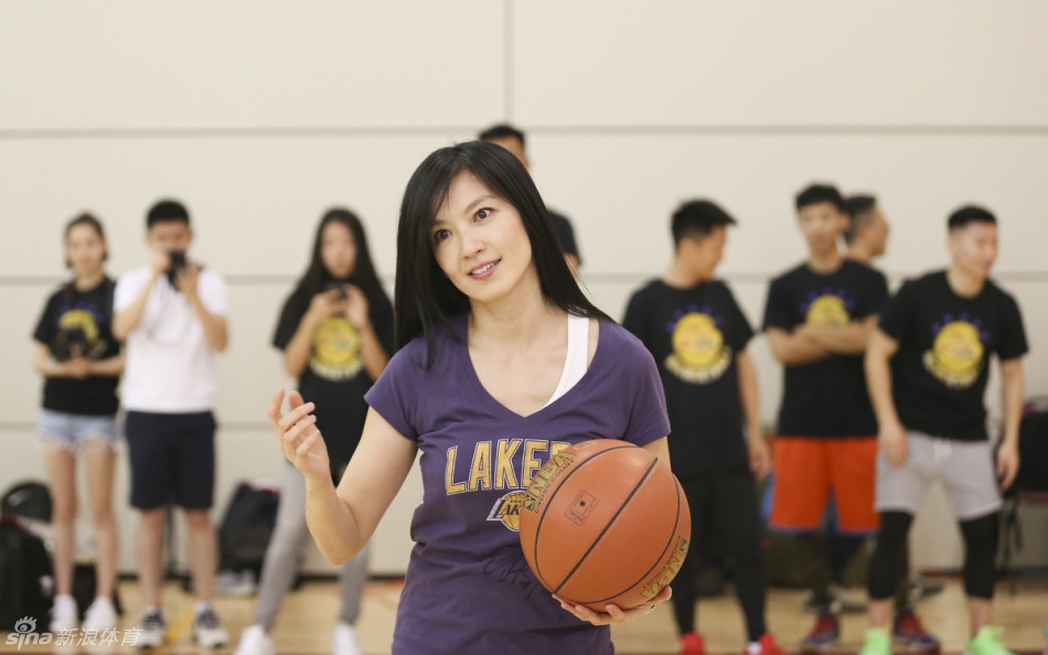 林熙蕾当年参加篮球训练营活动照片。