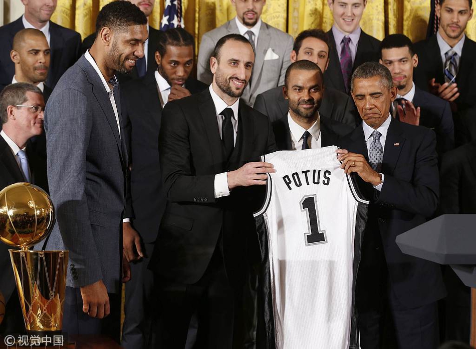 当地时间2015年1月12日，美国华盛顿，美国总统奥巴马在白宫接见14/15赛季NBA总冠军马刺，奥巴马总统在球队的纪念签名篮球上签上了自己的大名，并且获赠印着“POTUS（美利坚合众国总统）”字样的1号马刺球衣，喜笑颜开。