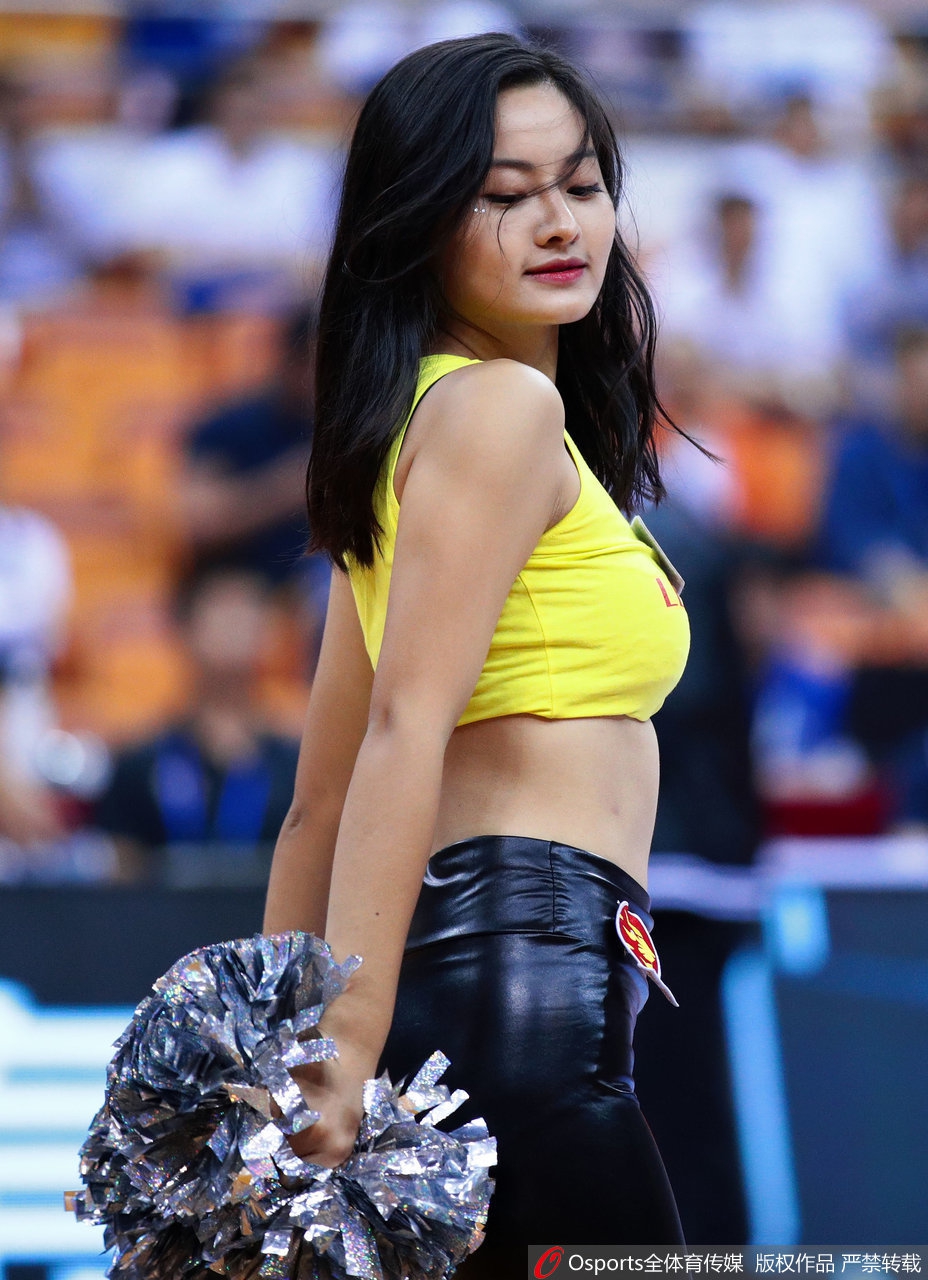 来自炫舞团啦啦队的重庆妹子“格格”助力黄金联赛，为你带来最具活力的表演！