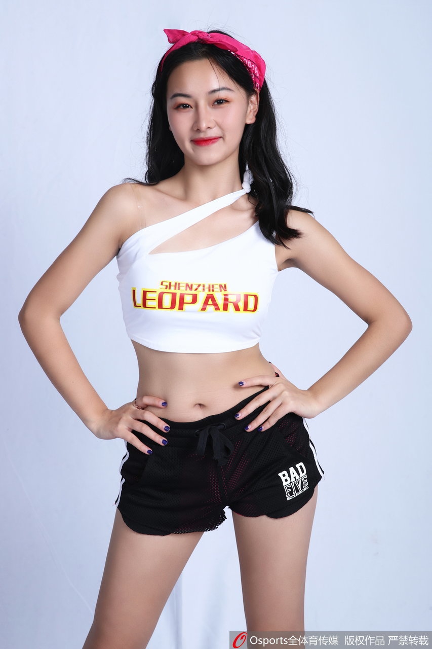 来自炫舞团啦啦队的重庆妹子“格格”助力黄金联赛，为你带来最具活力的表演！