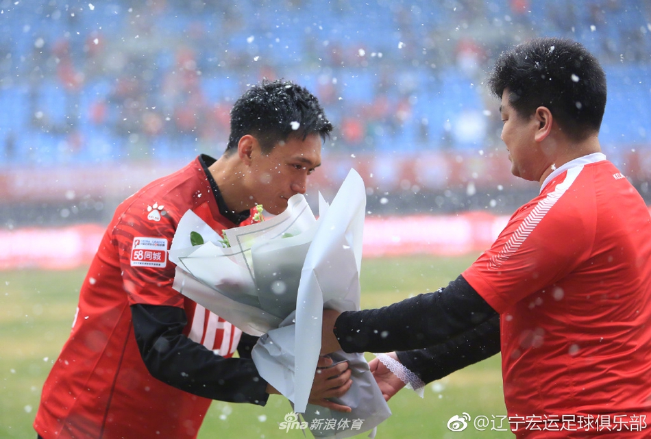 在辽宁沈阳宏运队主场对阵陕西大秦之水中场休息期间，辽宁宏运足球俱乐部为吴高俊举办了简短的退役仪式。