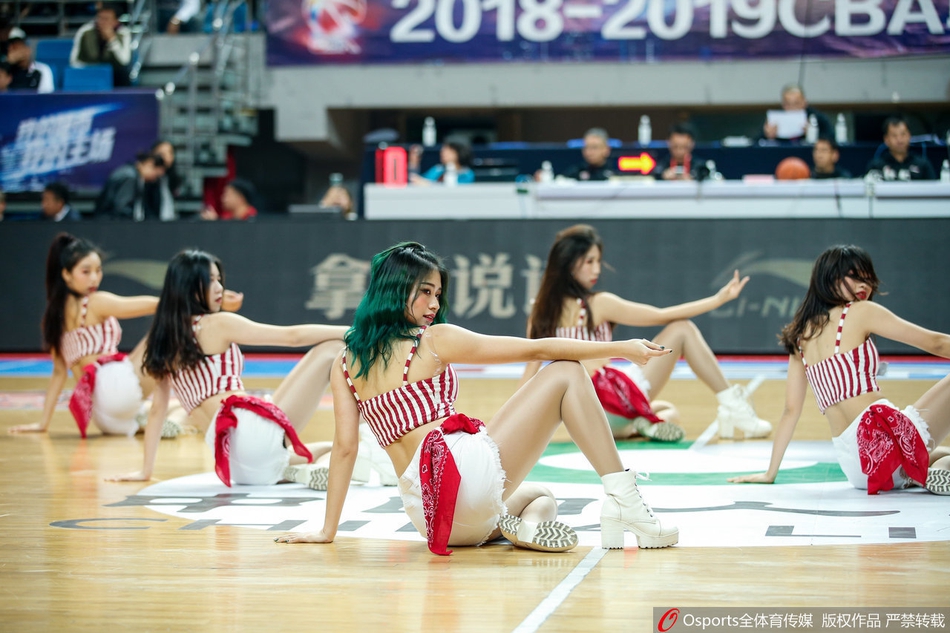 北京时间3月31日，CBA季后赛广厦VS新疆、福建VS辽宁，篮球宝贝热舞助威。