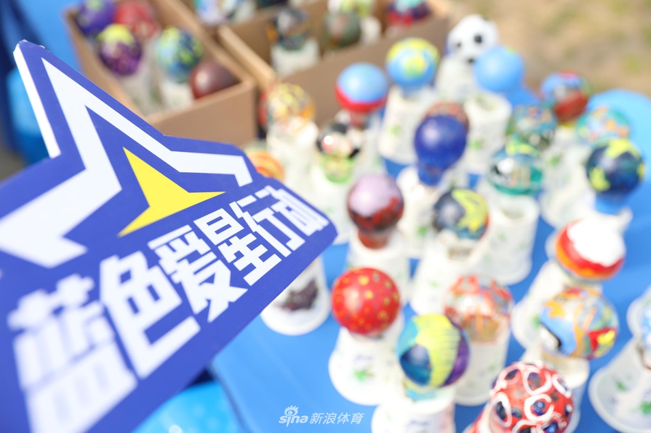北京时间4月2日，“国际自闭症关注日”来临之际，江苏苏宁足球俱乐部连续三年举行“蓝色爱星行动”，联动俱乐部球员、球迷，呼吁社会共同关爱自闭症儿童。（小虎）