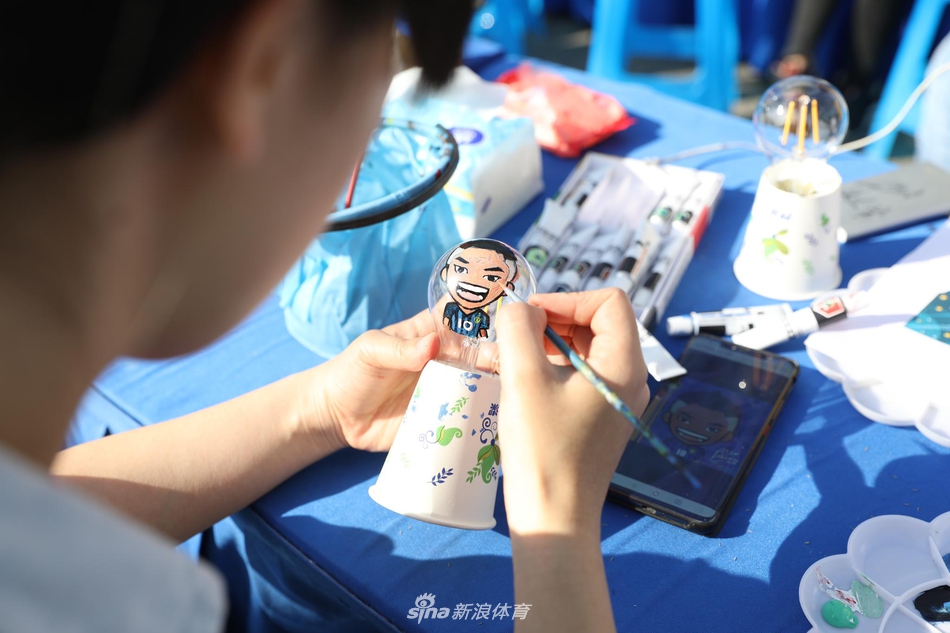 北京时间4月2日，“国际自闭症关注日”来临之际，江苏苏宁足球俱乐部连续三年举行“蓝色爱星行动”，联动俱乐部球员、球迷，呼吁社会共同关爱自闭症儿童。（小虎）