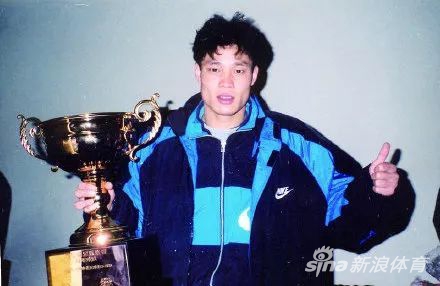 1995年甲A联赛，徐根宝将范志毅推到锋线，结果范大将军以15球拿下联赛最佳射手，申花也夺得联赛冠军。