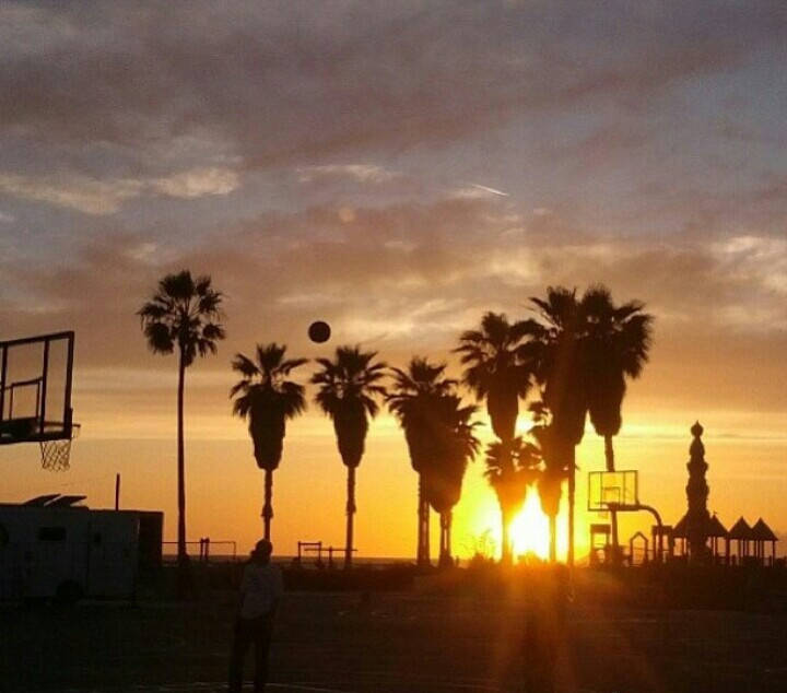夕阳下的篮球场格外有魅力，看完想打球系列。