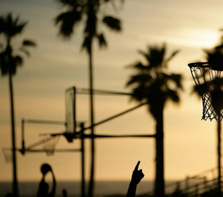 夕阳下的篮球场格外有魅力，看完想打球系列。