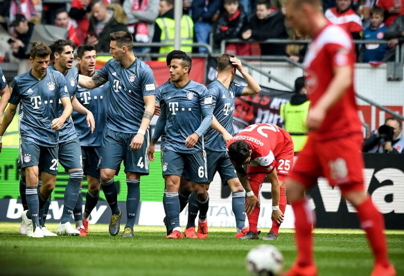 德甲-科曼中柱后独中两元 拜仁半场2-0重返榜首_格纳布里