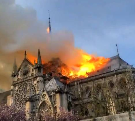 巴黎官方致敬圣母院救火英雄 内马尔为法国祈祷_巴黎圣母院
