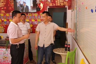 图为市民政局陈观光副调研员正在了解站点销售情况