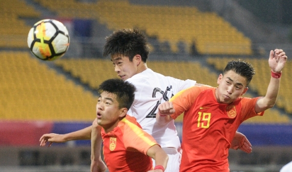 新华社:韩球员出发点是对中国足球不屑 脚踩奖杯令人作呕_韩国队