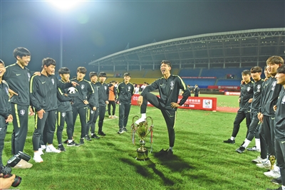 韩踩踏奖杯球员将被追罚 韩足协已启动处罚流程_韩国队