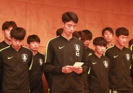 韩球迷要求除名踩踏奖杯球员：踩在了韩国足球脸面上