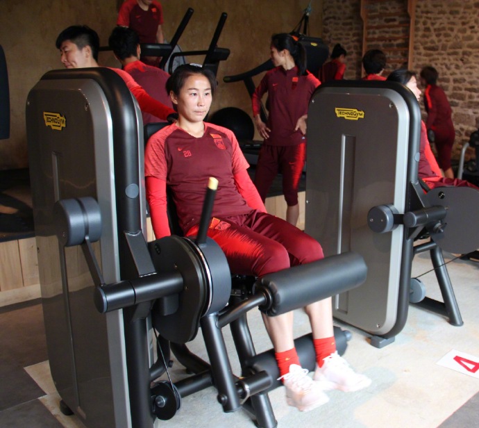 女足抵达巴黎备战第二战 健身房进行核心力量训练_中国女足