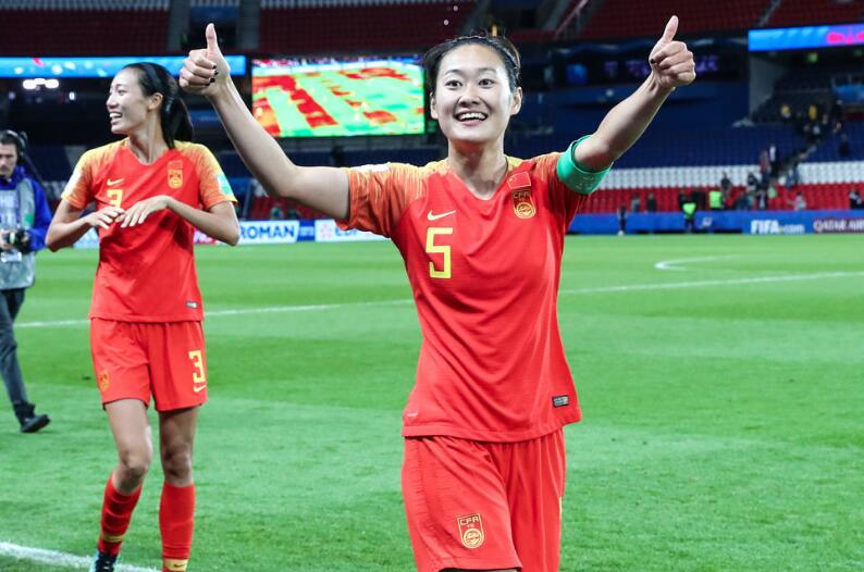 中国女足抵达勒阿弗尔 全力备战与西班牙队比赛_中国队