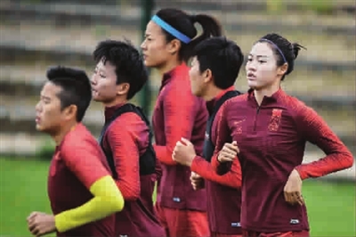 女足球员：暂不考虑淘汰赛对手 赢下比赛是关键_杨丽