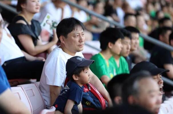 国安日本球迷：希望儿子以后也支持国安 最喜欢池忠国_北京