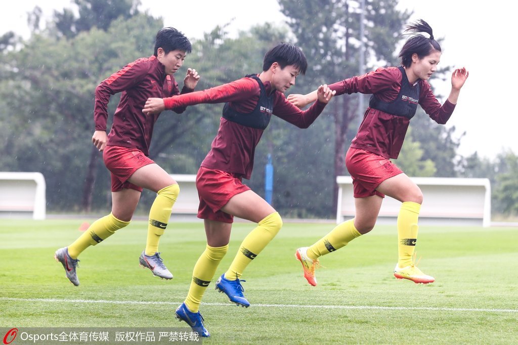 中国女足小组出线心态轻松 冒雨训练首次全程开放_中国队