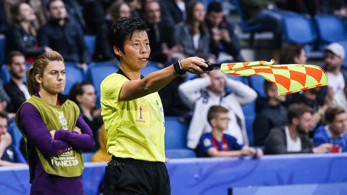 两中国裁判亮相女足世界杯 方燕：这也是铿锵玫瑰的延续_比赛