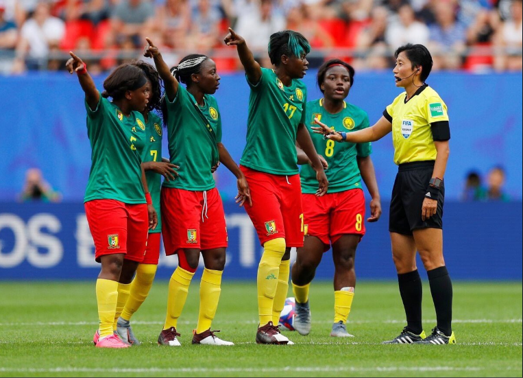 喀麦隆制造女足世界杯闹剧 吐痰罢赛推中国裁判_怀特