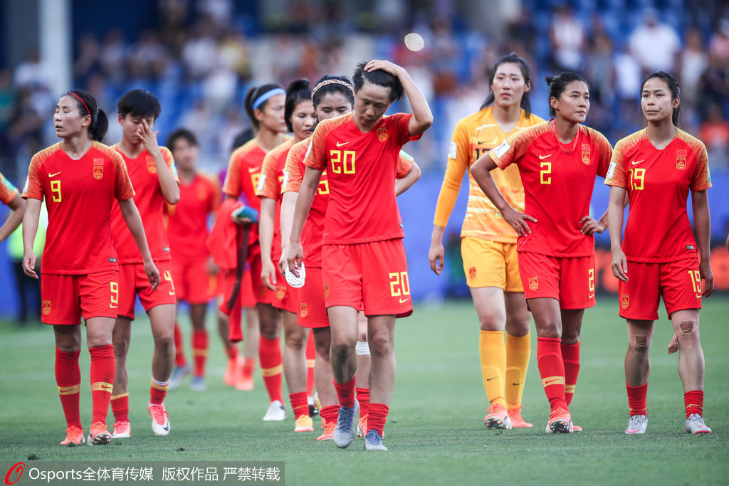 女足踏上回国航班今日抵京 看到努力同时认清差距_中国女足