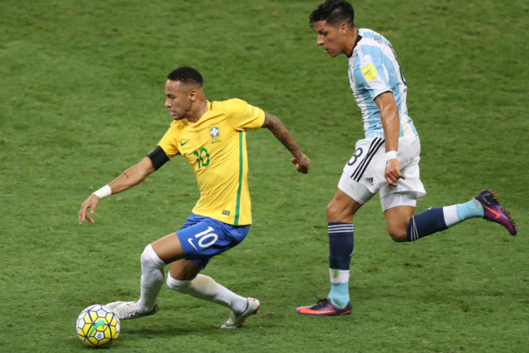 巴西阿根廷经典战：梅西四亚王序幕 戴帽强势逆袭_比赛