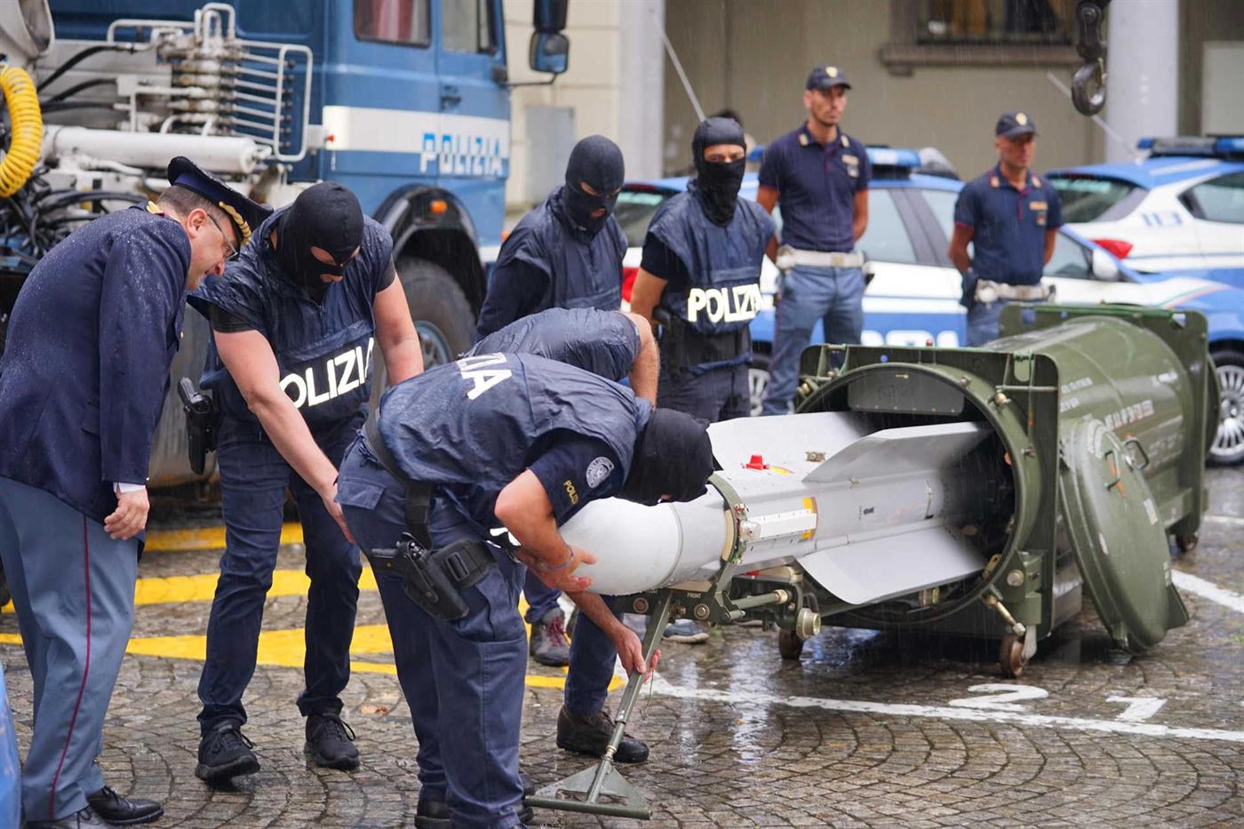 意大利警方突袭尤文极端球迷组织 发现大量武器及一枚导弹_徽章