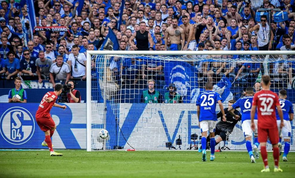 德甲-科曼造点莱万主罚命中 拜仁半场1-0沙尔克_贝尔