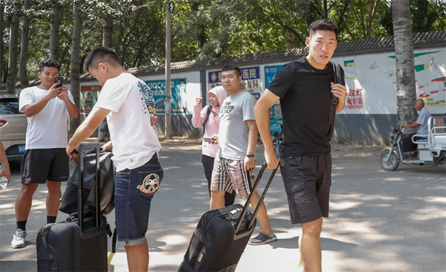 国足战缅甸前先热身华夏预备队 球队人士吐槽基地蚊子多_香河