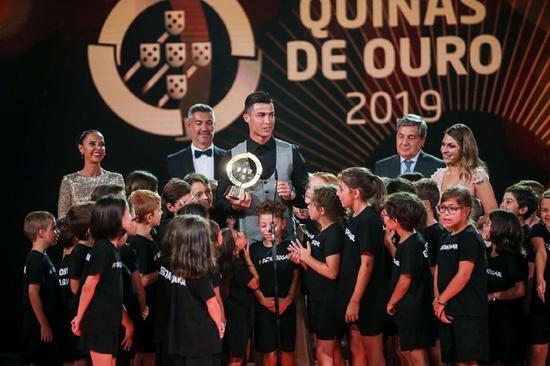 官方：C罗荣膺葡萄牙足球先生 生涯第10次获此殊荣_本菲卡