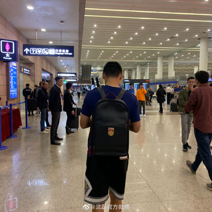 武磊机场启程再战西甲欧联 仍用国足背包行李箱_挑战