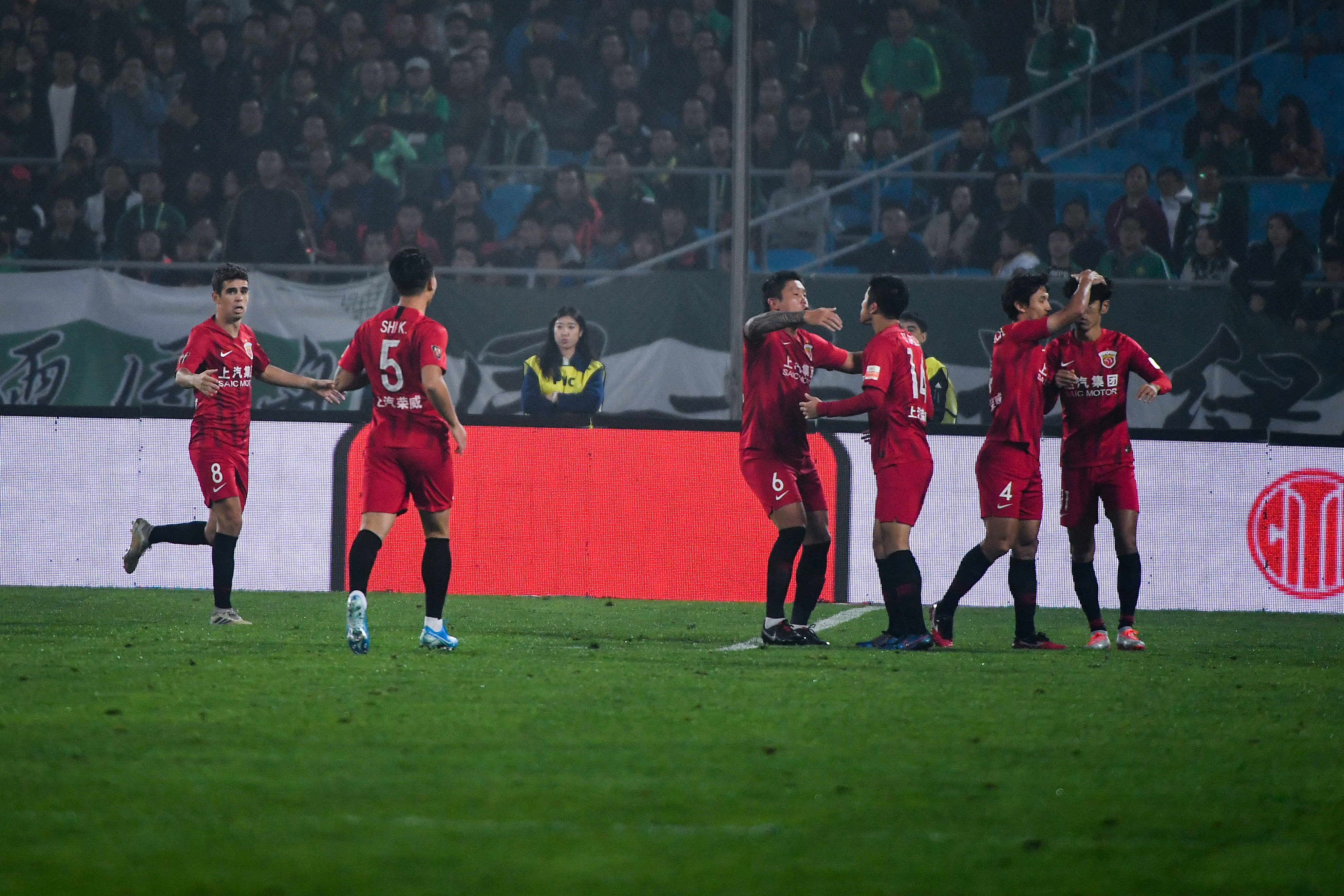 中超-李圣龙艾哈破门 上港2-0反超国安落后恒大3分_比赛