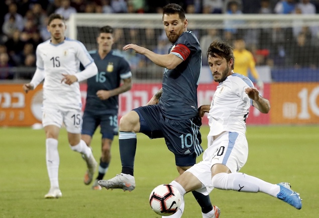 热身-梅西传射建功+点球绝平 阿根廷2-2乌拉圭_苏亚雷斯