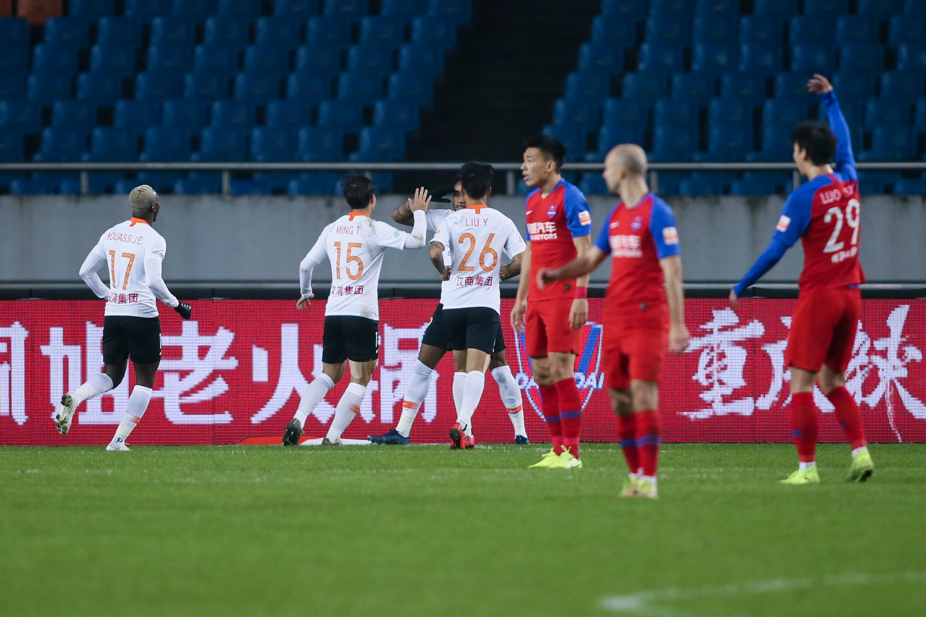 中超-拉斐尔破门伤退 武汉1-0重庆创队史积分纪录_斯威