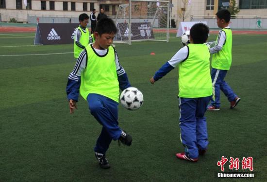 教育部：2020年全国再创建3000所足球特色幼儿园_校园