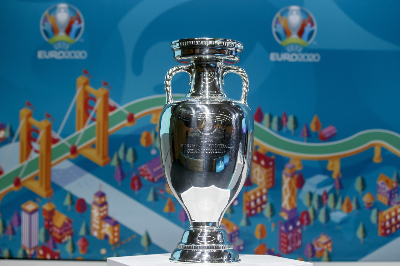 欧足联官方：欧洲杯附加赛推迟到今年6月初进行_vs