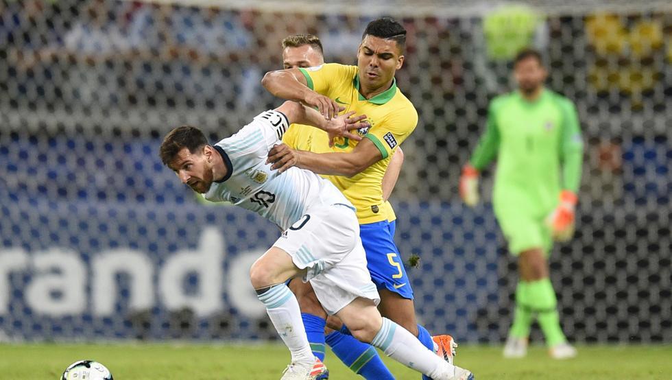 巴西前国脚：梅西强于C罗 要防他全队都得下黑脚_梅洛