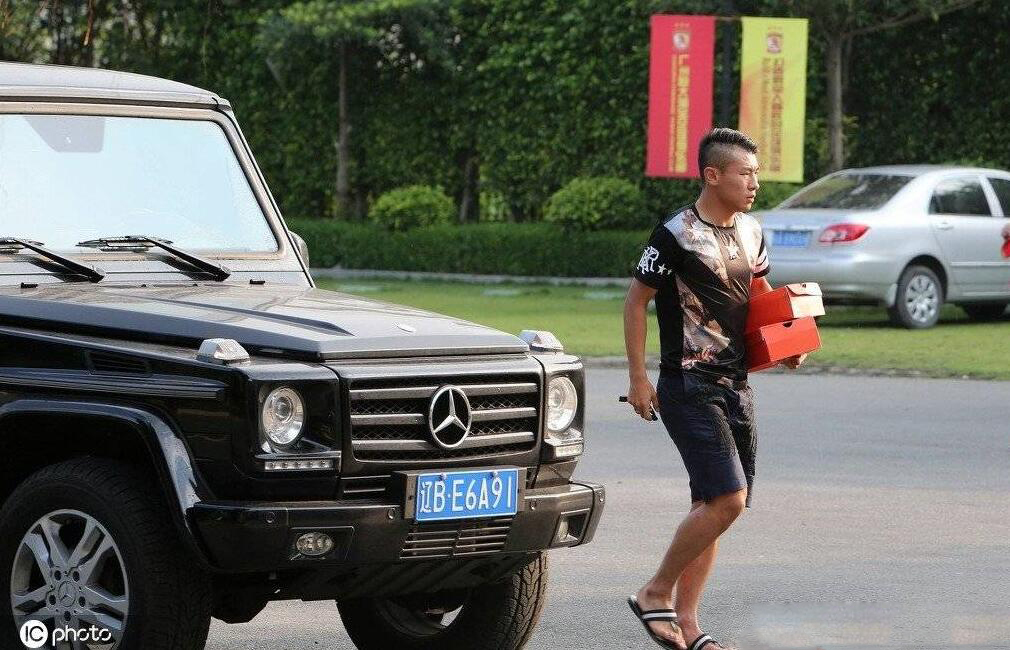 广州交警回应于汉超涂改车牌事件 车主接受调查_视频
