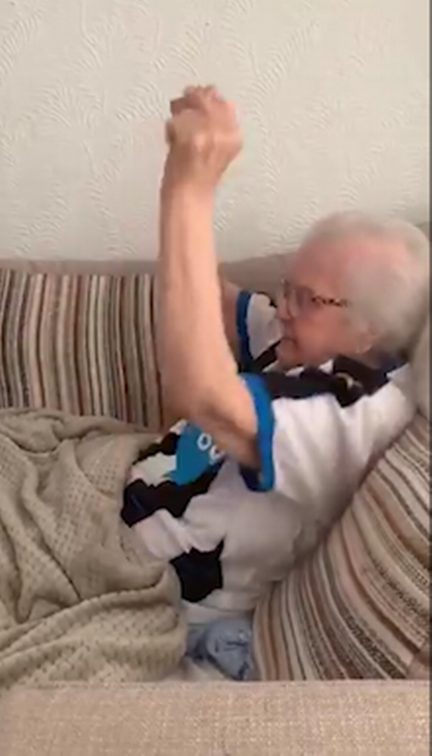 足球的力量！93岁新冠患者为纽卡欢呼 举双臂高歌_球迷