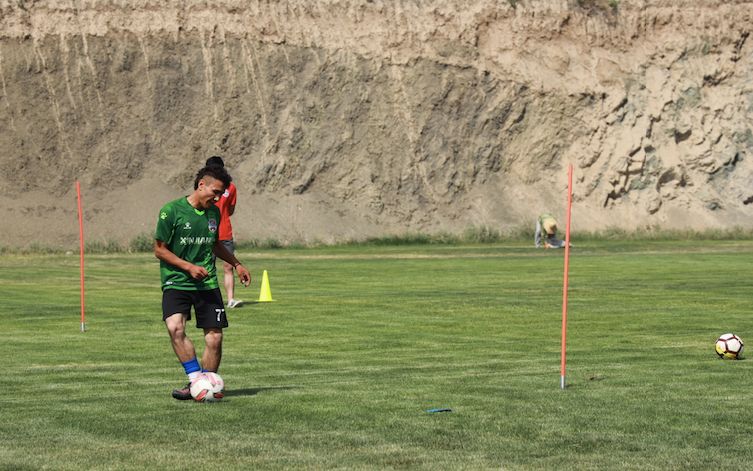 草根网红球员赴新疆队试训：踢不了职业就去当厨师_努尔买买提