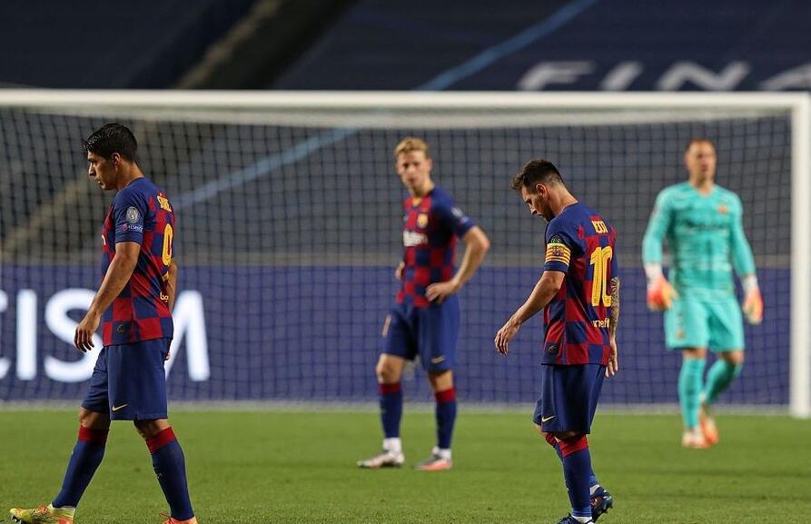 孤立无援！梅西20秒内两遭犯规 6名拜仁球员围抢他_巴萨