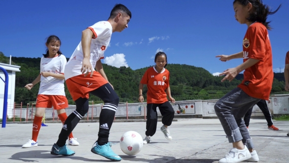 大山深处的女子足球队：让山里的孩子努力奔跑冲向未来_周锦杭