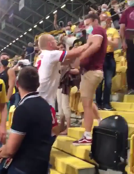 德国杯首轮赛后爆发冲突 汉堡球员冲上看台怒推球迷_莱斯特纳
