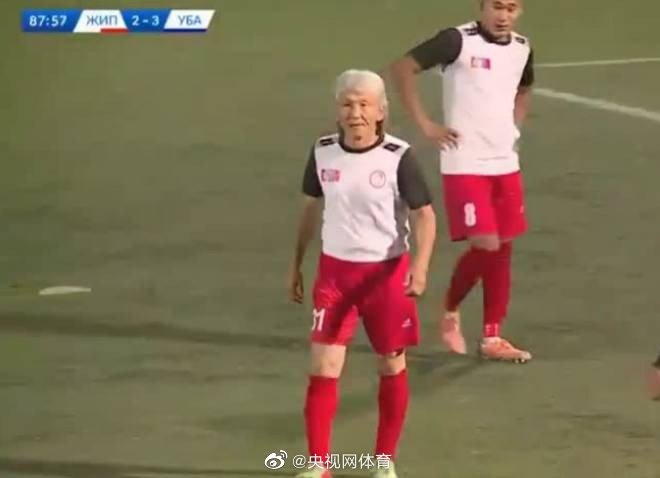 厉害!蒙古联赛现54岁老将 满头白发轻松飞铲断球(GIF)_比赛