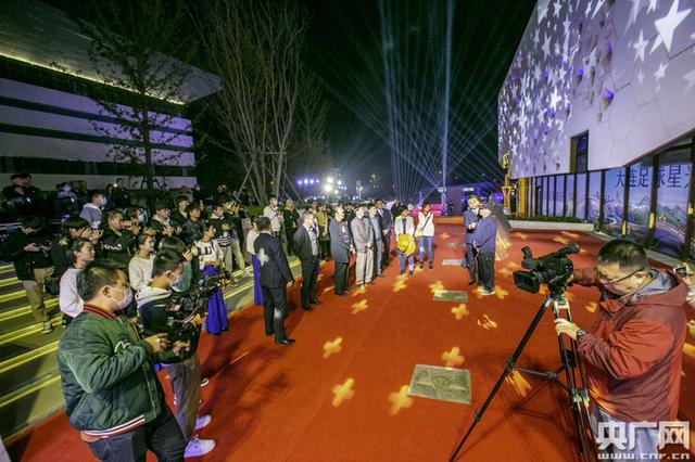 中国首条足球星光大道在大连开放 镌刻200余位国脚名字_城市