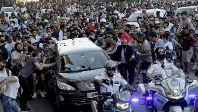 马拉多纳安葬仪式举行 阿根廷万人空巷送英雄最后一程_球迷